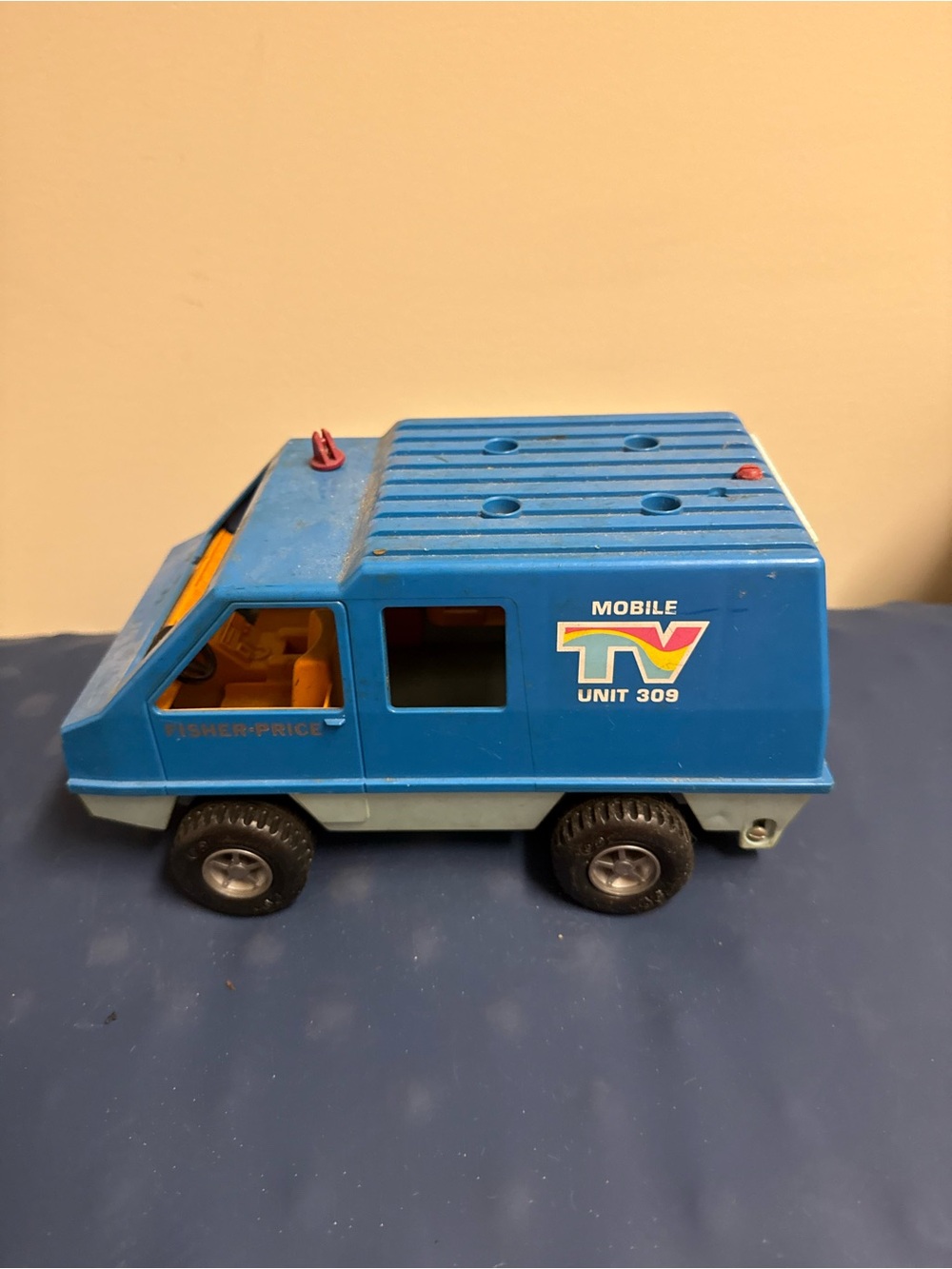 Fisher-Price Blue Mobile TV Unit 309 Toy Van with Yellow Interior